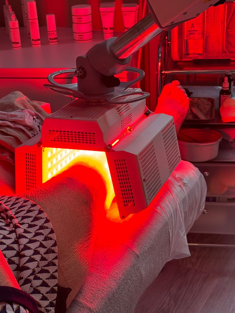 Appareil LED rouge déployé au-dessus d'un lit de soin
