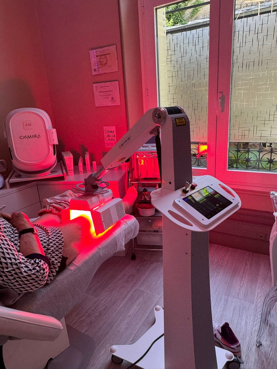Appareil de photobiomodulation LED rouge en fonctionnement au-dessus d'un lit de soin