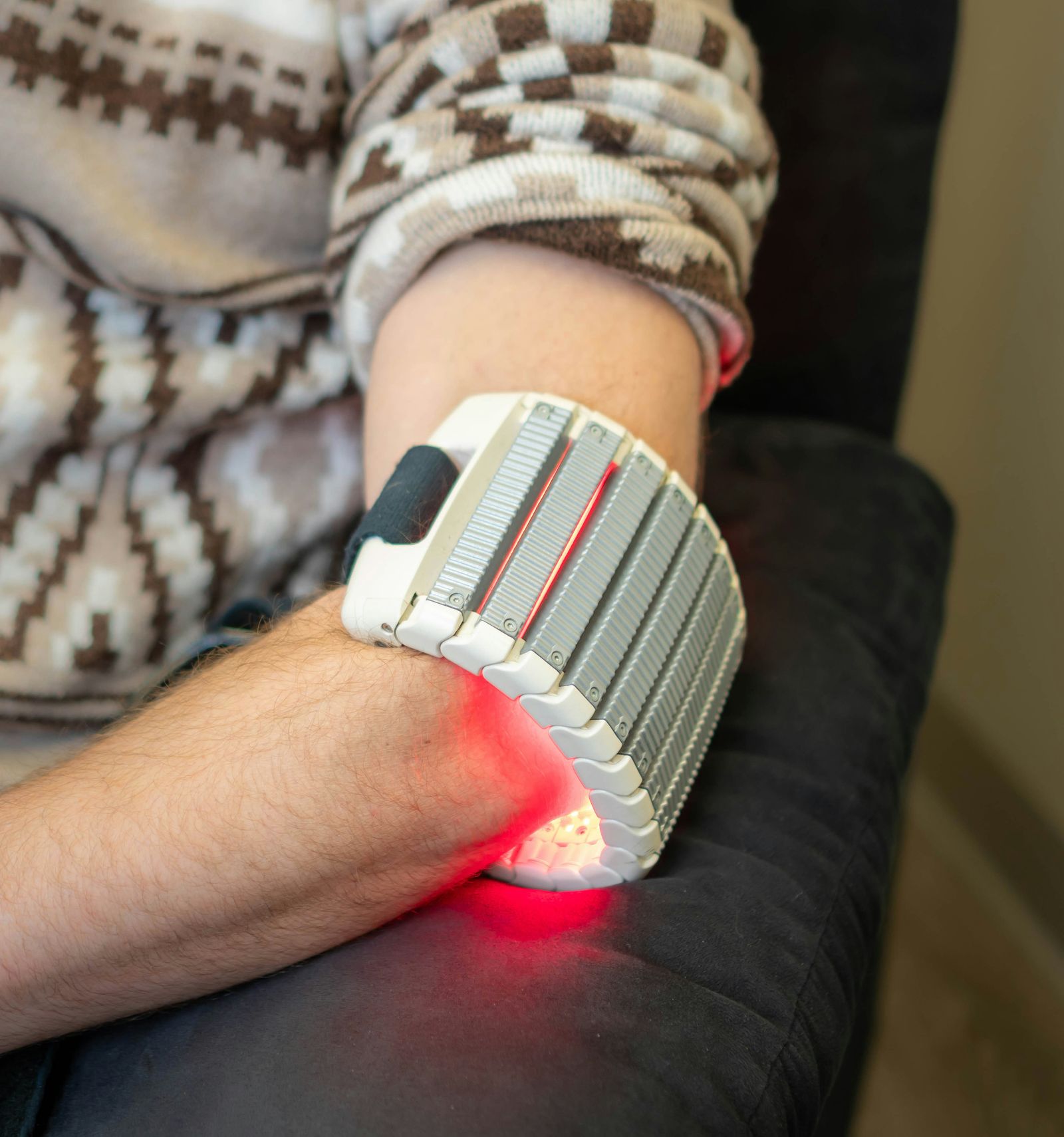 Bandeau LED rouge à usage domestique sangle autour d'un avant-bras