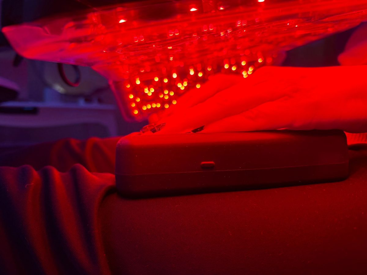 Ciel de LED rouges déployé au-dessus d'un lit de soin