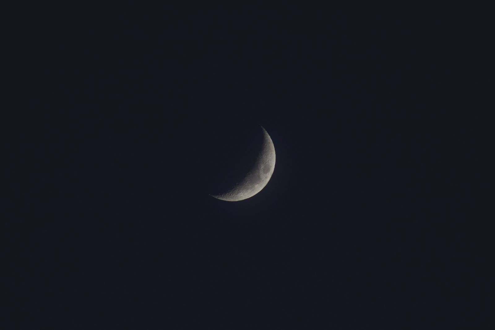 Croissant de lune dans un ciel nocturne