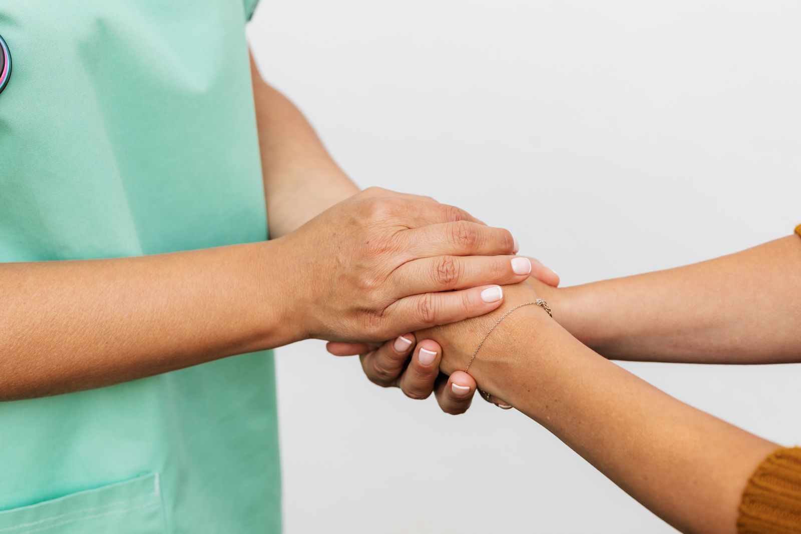 Mains tenues, geste d'accompagnement pendant un parcours de soin