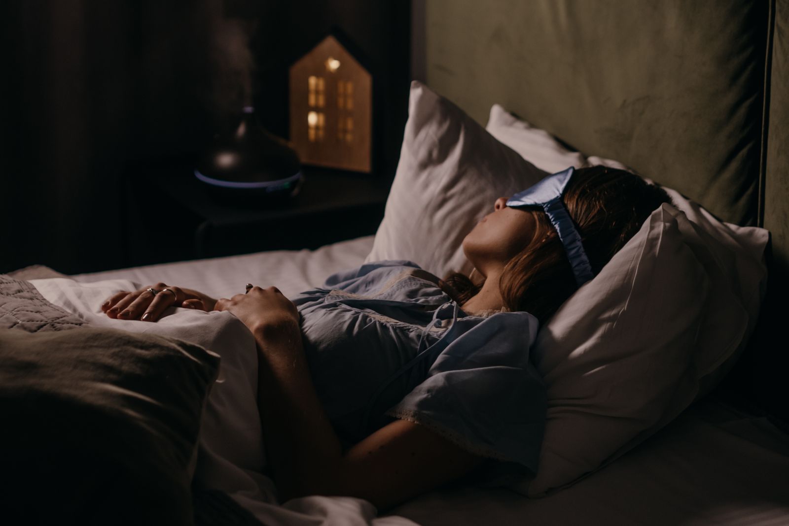Masque de nuit posé dans la pénombre d'une chambre