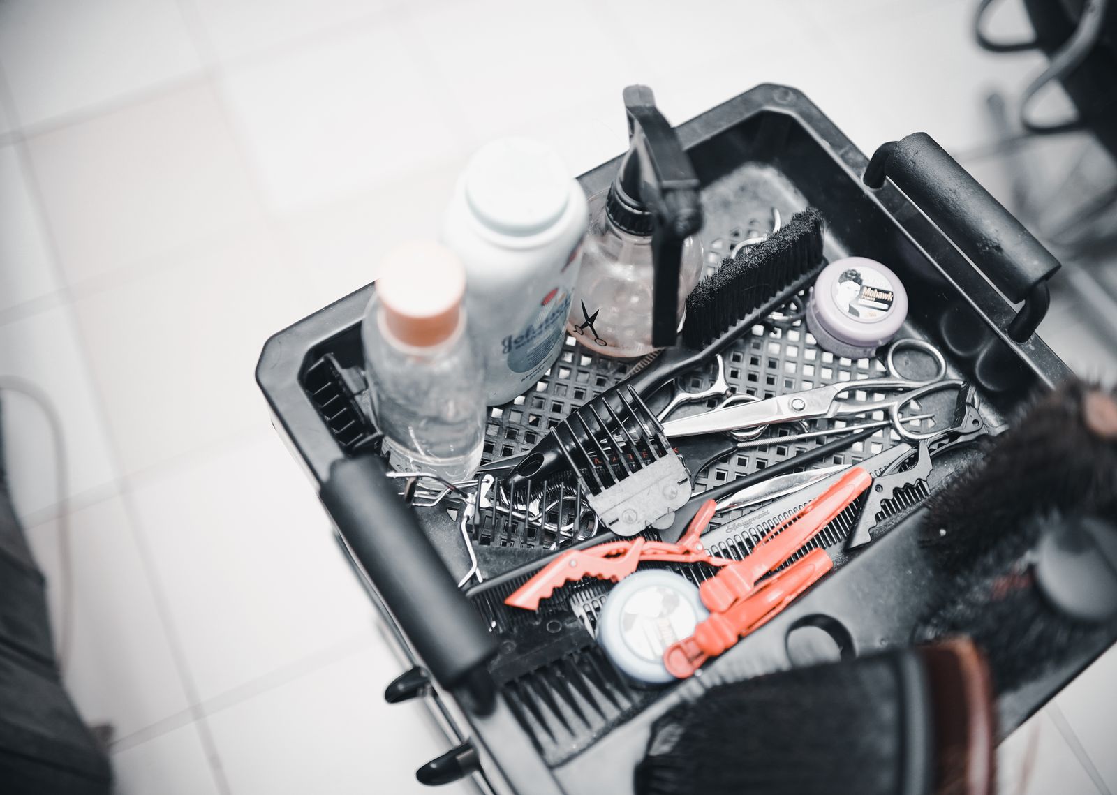 Bac d'outils de coiffure : ciseaux, peignes, tondeuse et brosses