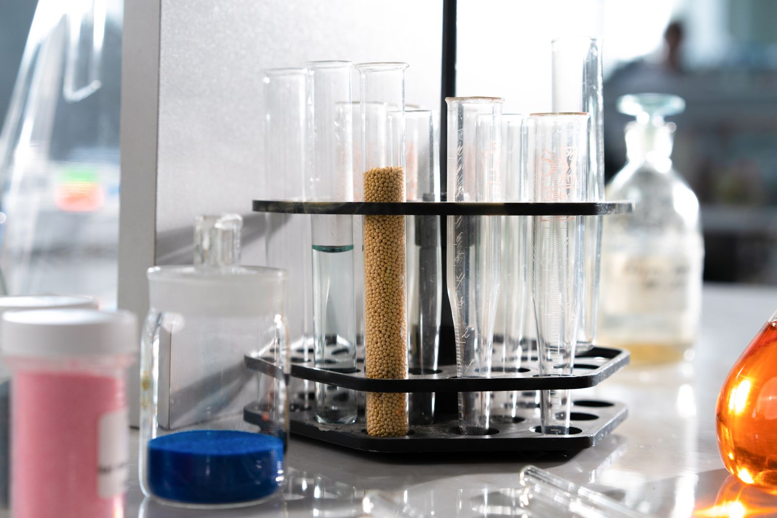 Portoir de tubes et flacons sur une paillasse de laboratoire
