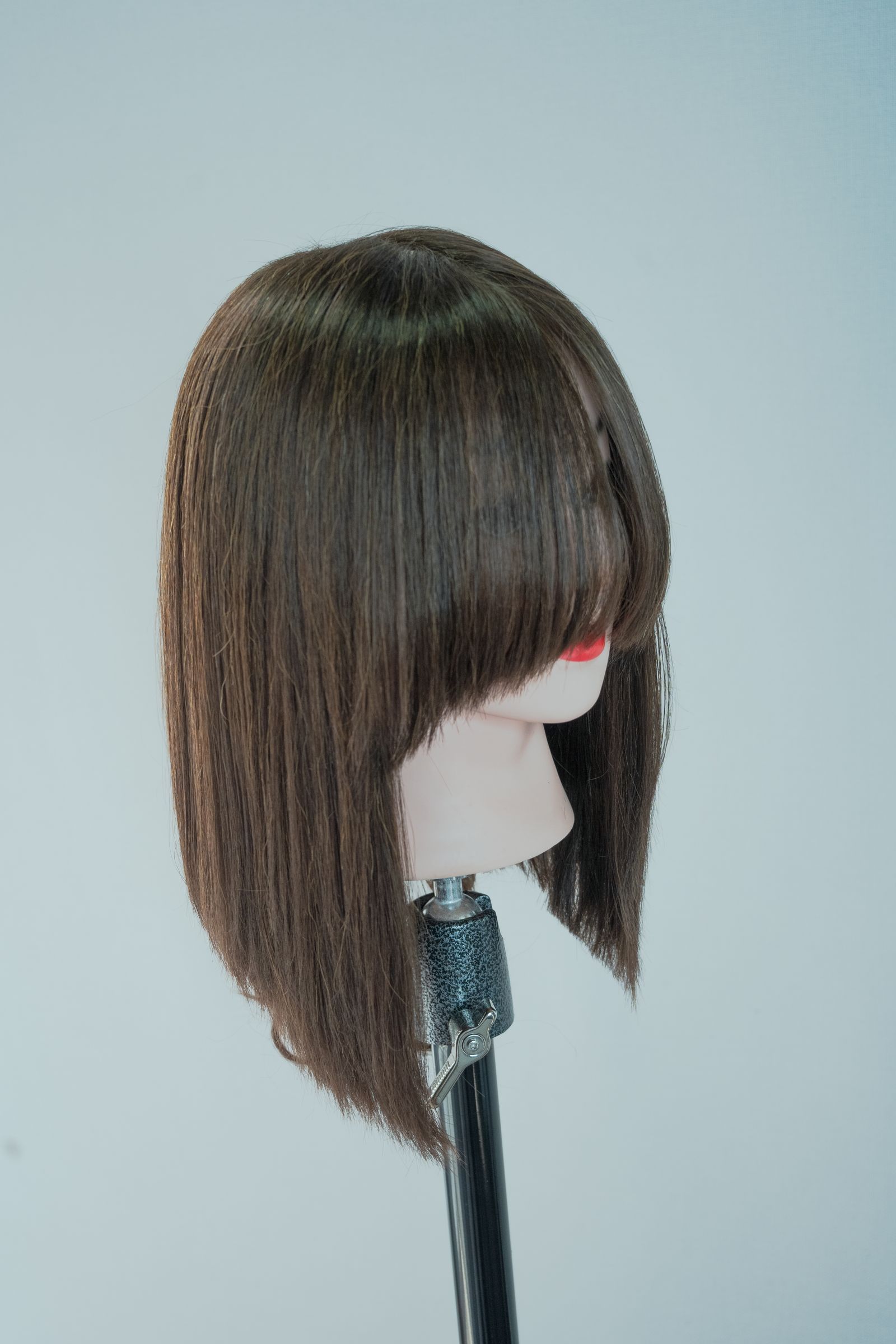 Perruque médicale cheveux longs présentée sur une tête de mannequin