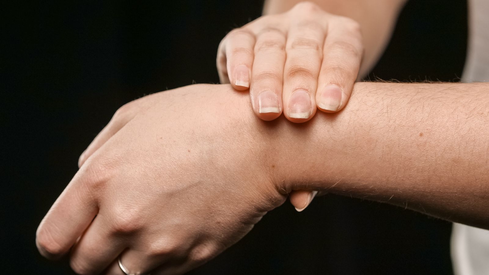 Main refermée sur le poignet opposé, zone de douleur neuropathique