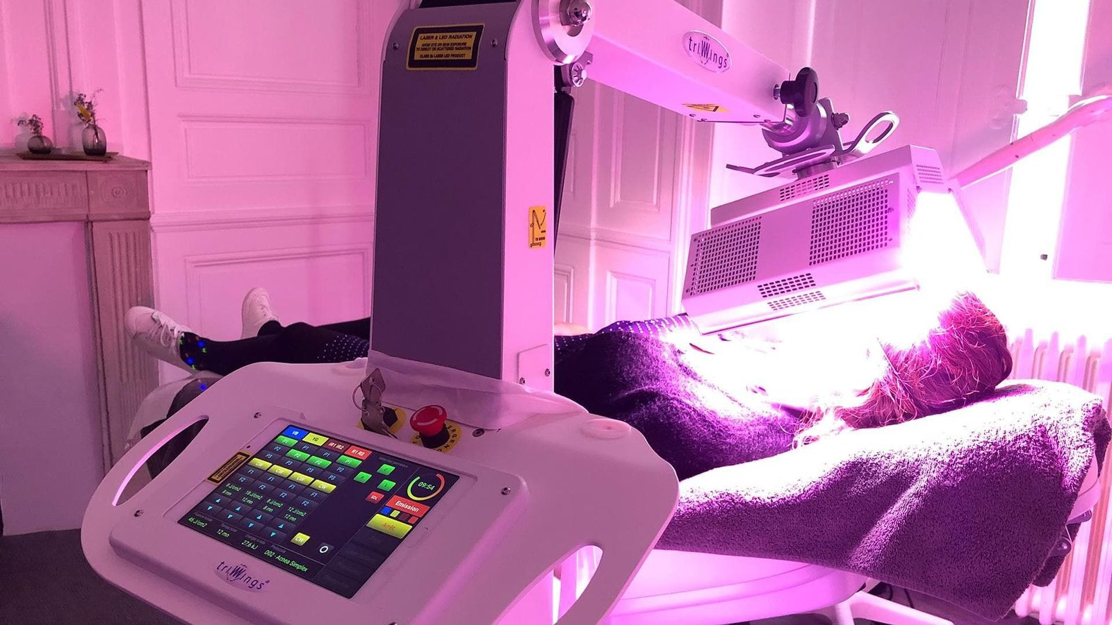 Séance de photobiomodulation sous panneau LED, Centre PBM Médicale