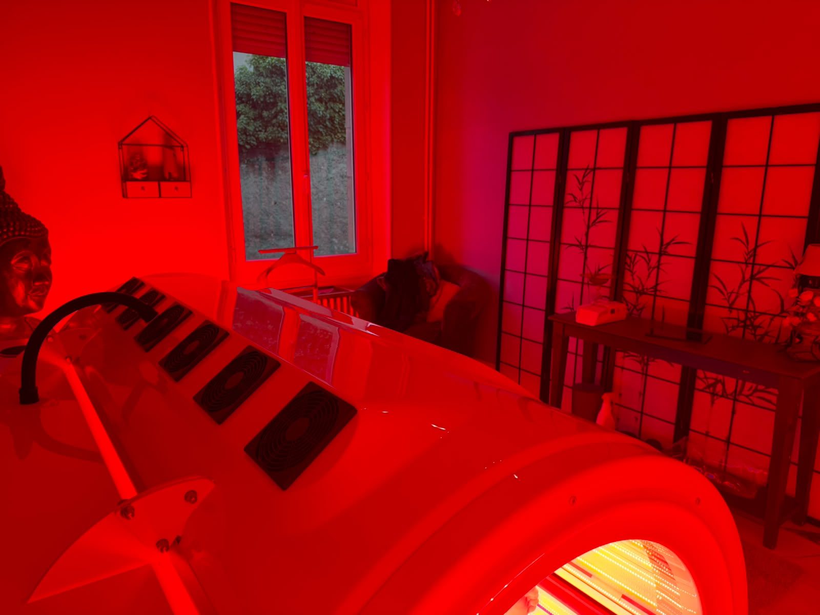 Dessus de la cabine corps entier, lumière rouge allumée, dans la pièce dédiée du centre