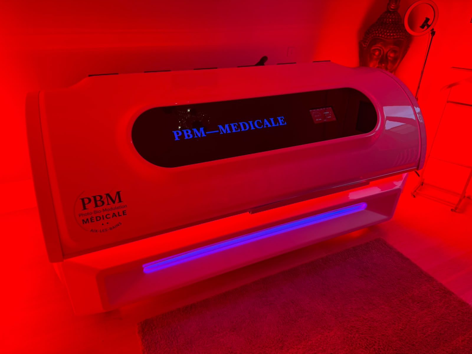 Capot de la cabine au marquage PBM Médicale, bandeau lumineux sous la cabine